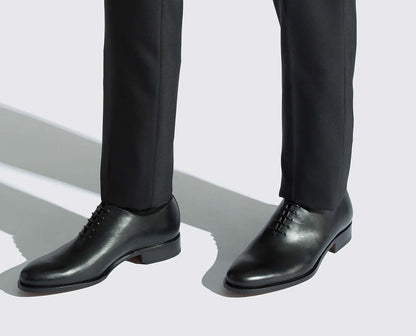 Stringate 100F10R01R300, eleganti Oxford in pelle di vitello nera, perfette per occasioni formali.