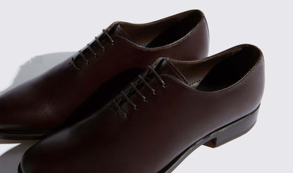 stringate uomo pelle liscia marrone con lacci, modello classico in pelle di vitello marrone elegante.