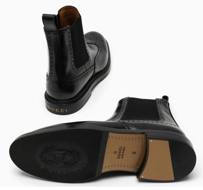 Stivaletti Gucci brogue Chelsea THD-5000A in pelle nera con dettagli brogue e suola in gomma.