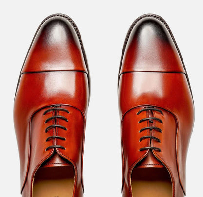 Stringate derby navy pelle scamosciata - dettaglio del design delle scarpe in pelle di alta qualità.