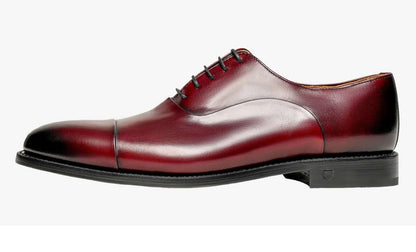Stringate derby navy pelle scamosciata elegante in pelle rossa, design raffinato e soletta confortevole.